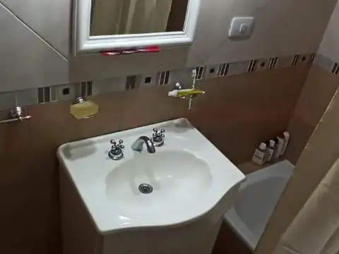 C. De La Democracia 2400