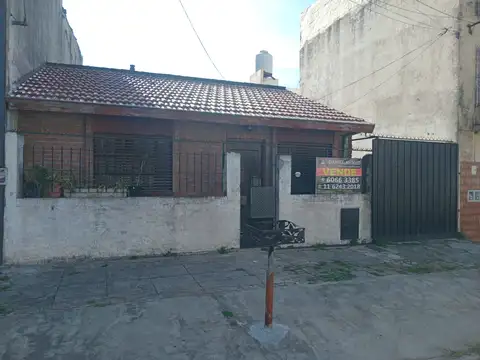 CASA DE 4 AMBIENTES CON COCHERA Y FONDO.-