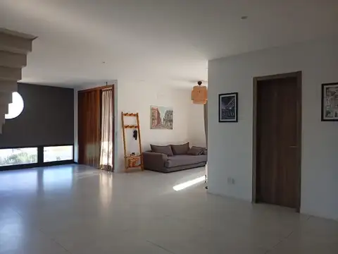 Casa 5 ambientes con 4 baños