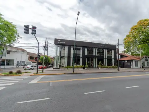 Sensacional local con cinco cocheras en alquiler ubicado sobre Av. Libertador en Acassuso.