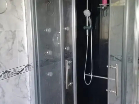 Venta. Bella Vista. Chalet en 2 plantas, 5 ambientes con pileta