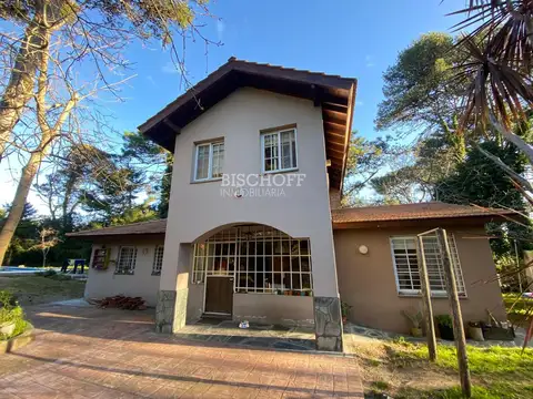 CASA DE 5 AMBIENTES CON PISCINA EN ZONA CENTRO – VILLA GESELL