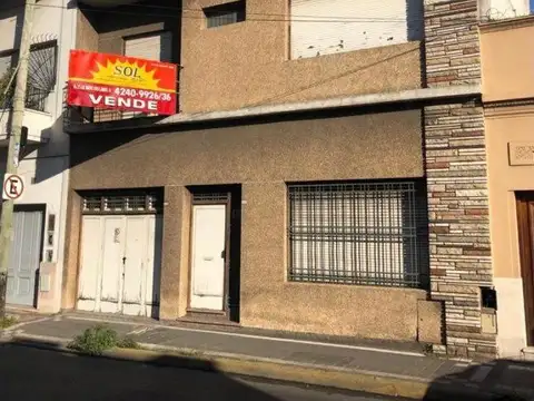 Casa de 5 ambientes muy bien ubicada 