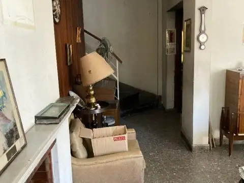Casa de 5 ambientes muy bien ubicada 
