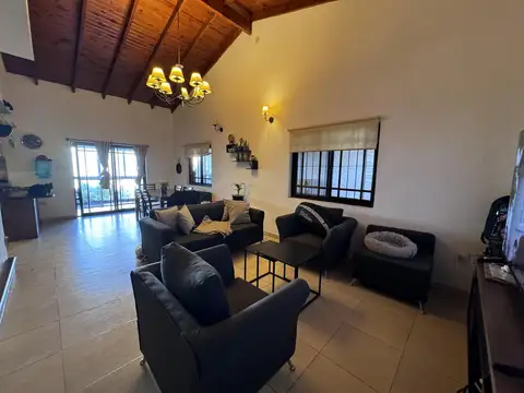 Casa 4 ambientes con 2 baños