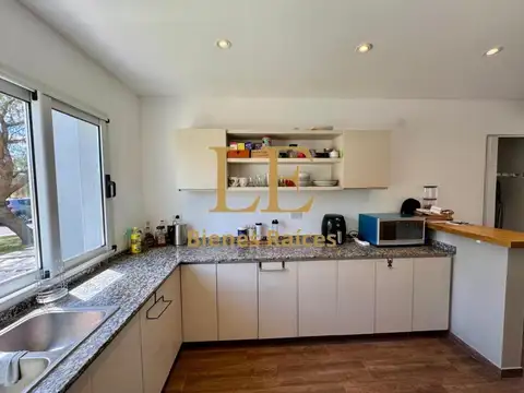 Casa en Alquiler con 4 cocheras