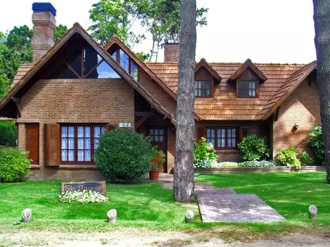 Casa en Alquiler - Zona Centro / REF: 8870