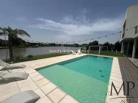 Casa en Venta con 6 cocheras