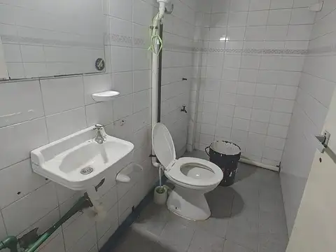 Local en Alquiler en Isidro Casanova, $ 800.000