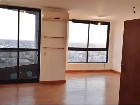 Amplia Oficina con excelente vista y luz. Tiene recepción, sala de espera , amplio salón divisible