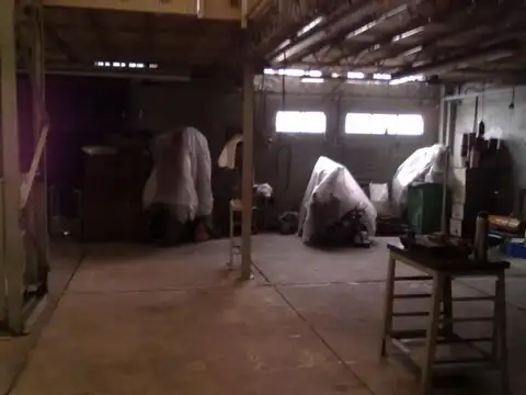 Amplio Galpón sobre Av. Yrigoyen, Glew, Alte. Brown