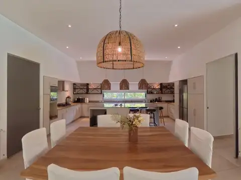 Casa en Venta con 2 cocheras