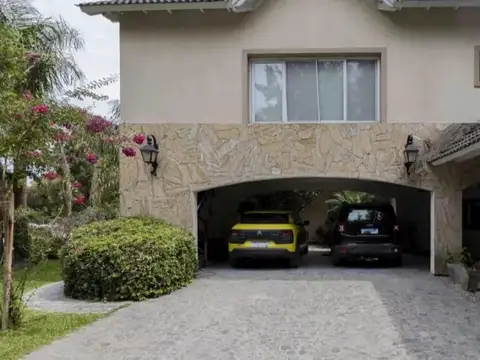 Casa en Venta con 6 cocheras