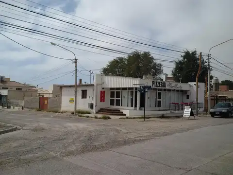 Local en esquina con mejora y patio