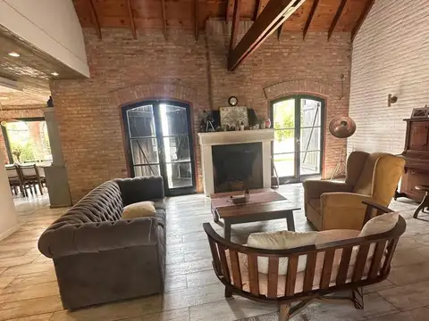 IMPECABLE QUINTA EN VENTA SOBRE LA BARRANCA, EN EL CAZADOR.