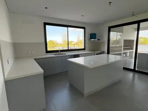 Casa 4 ambientes con 3 baños