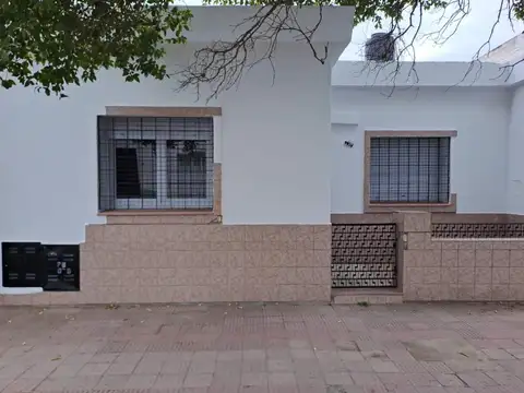 ALQUILO  CASA  1 DORMITORIO - BARRIO  OBSERVATORIO  SOBRE CALLE MARIANO MORENO -