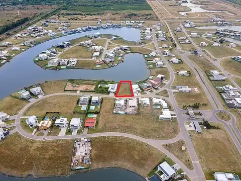 Lote central con fondo a la laguna en Villalobos