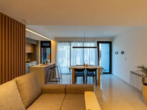 Casa de 4 dormitorios con pileta y parrillero en Fisherton.