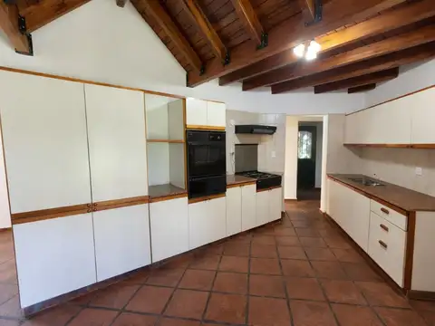 Casa en Alquiler con 1 cochera