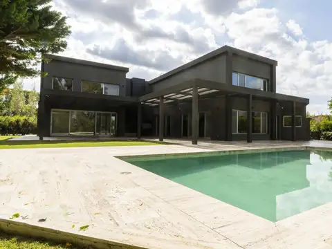 Casa en  Castores con el mejor acceso a Guardia y Club House!