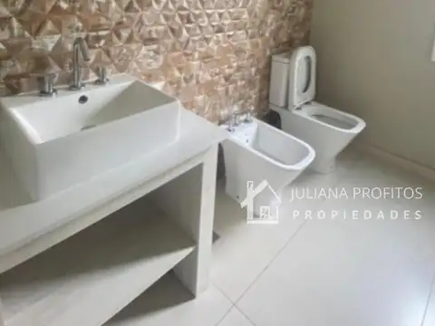 Casa 5 ambientes con 3 baños
