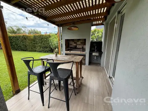 Casa en Venta con 2 cocheras