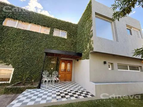 Hermosa casa en Santa Catalina  puerta 3 lote interno