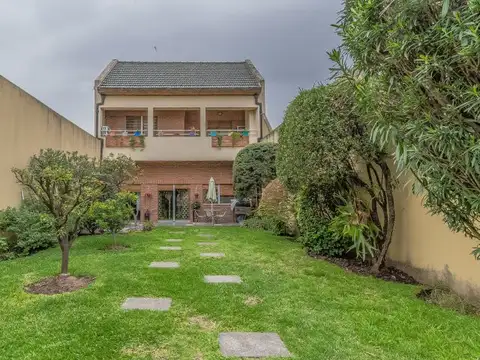 Casa. 5 ambientes. Cochera. Jardin con pileta.