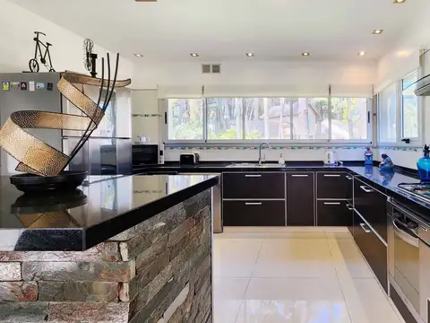 Casa 5 ambientes con 5 baños