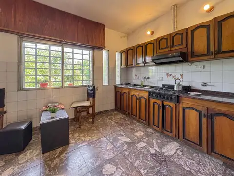 Local comercial con casa de 2 dormitorios sobre importante corredor