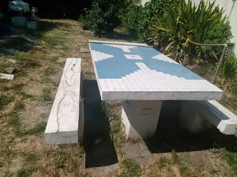 GABOTO 400: ALQUILO CASA CON JARDIN Y PILETA