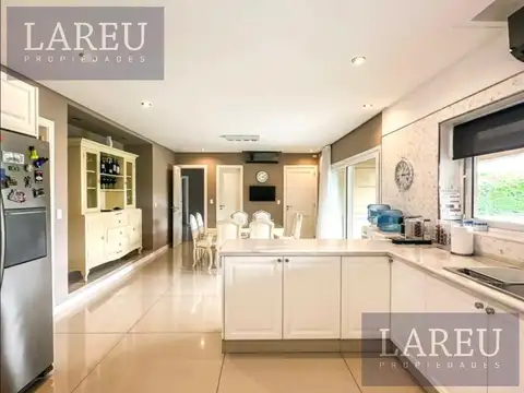 Casa 10 ambientes con 6 baños