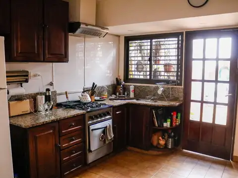Casa 4 ambientes con 2 baños