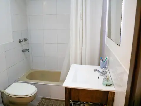 Venta de casa de 4 ambientes en esquina, con patio y terraza.