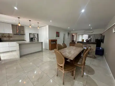 CASA 5 AMBIENTES COCHERA PILETA