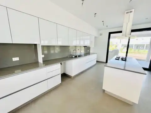 Casa 6 ambientes con 3 baños