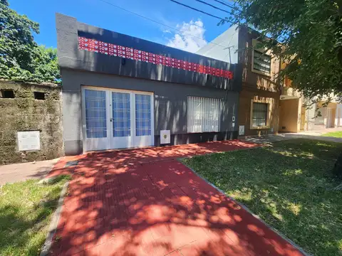 Casa de dos dormitorios - con patio y cochera