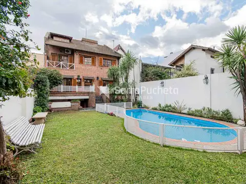 Venta chalet 7 ambientes con amplio jardín, piscina y quincho en Ramos Mejía.