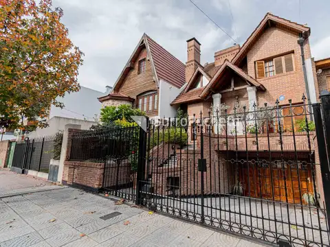 Casa en Venta con 3 cocheras