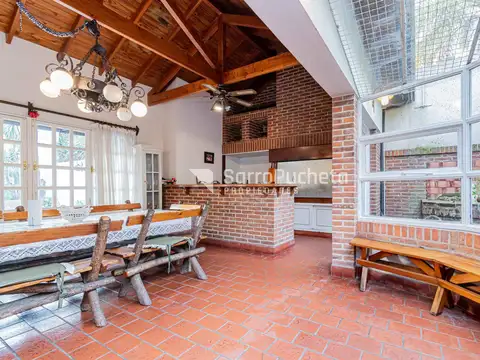 Casa 7 ambientes con 2 baños