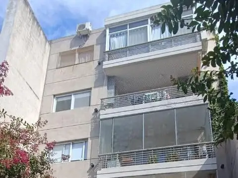 depto de 2 ambientes con balcon corrido grande al frente