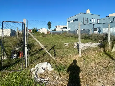 HERMOSO LOTE EN BARRIO CERRADO LAS MORAS DE BOSQUES U$S 24.000.-