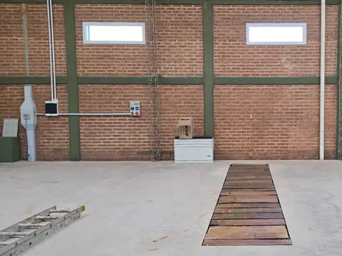 Alquilo Galpón 780m2 Centenario