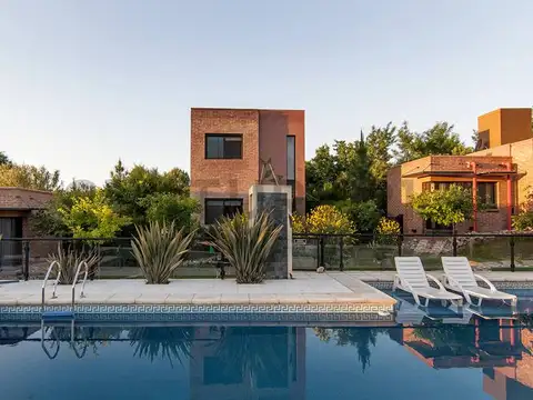 Casa en Venta con 7 cocheras