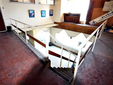 Excelente local en excelente esquina comercial de San Fernando sobre lote de 219m2. Ideal inversor.