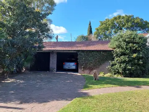 Casa 10 ambientes con 4 baños