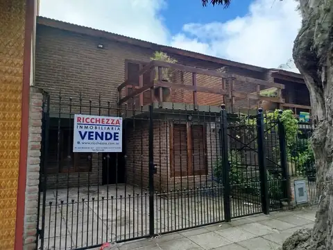 DUPLEX TRES AMBIENTES CON PATIO Y COCHERA