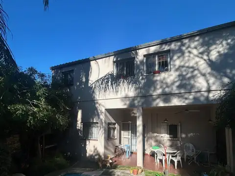 Chalet en Venta – Maestro Chelia 3255, La Lucila – 5 Dormitorios, Jardín y Pileta