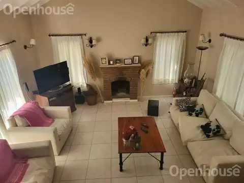 Venta casa Barrio La Campiña- Pilar, sobre Lote central en 2 plantas.